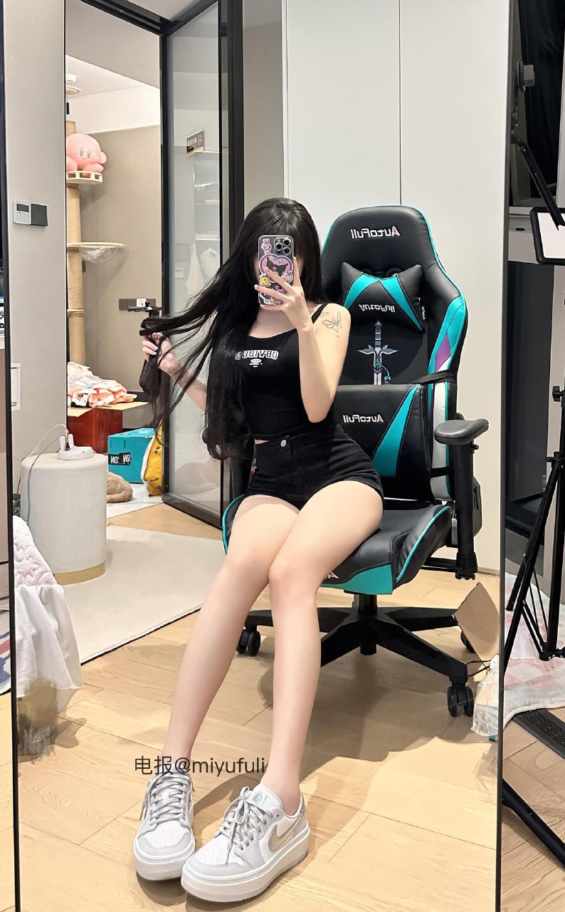 超蓝布罗莉 2025-05-31 03:51:22 也不知道怎么了一天到晚的想找哥哥 第2张