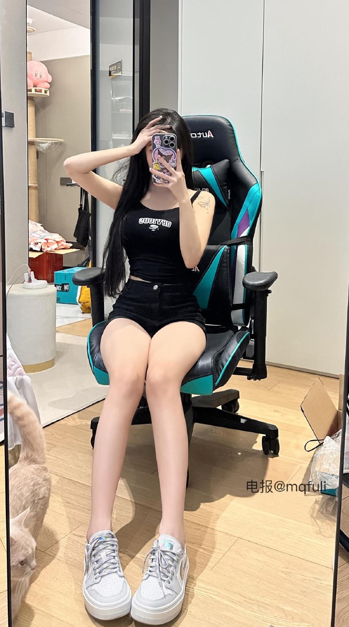 超蓝布罗莉 2025-05-31 03:51:22 也不知道怎么了一天到晚的想找哥哥 第1张