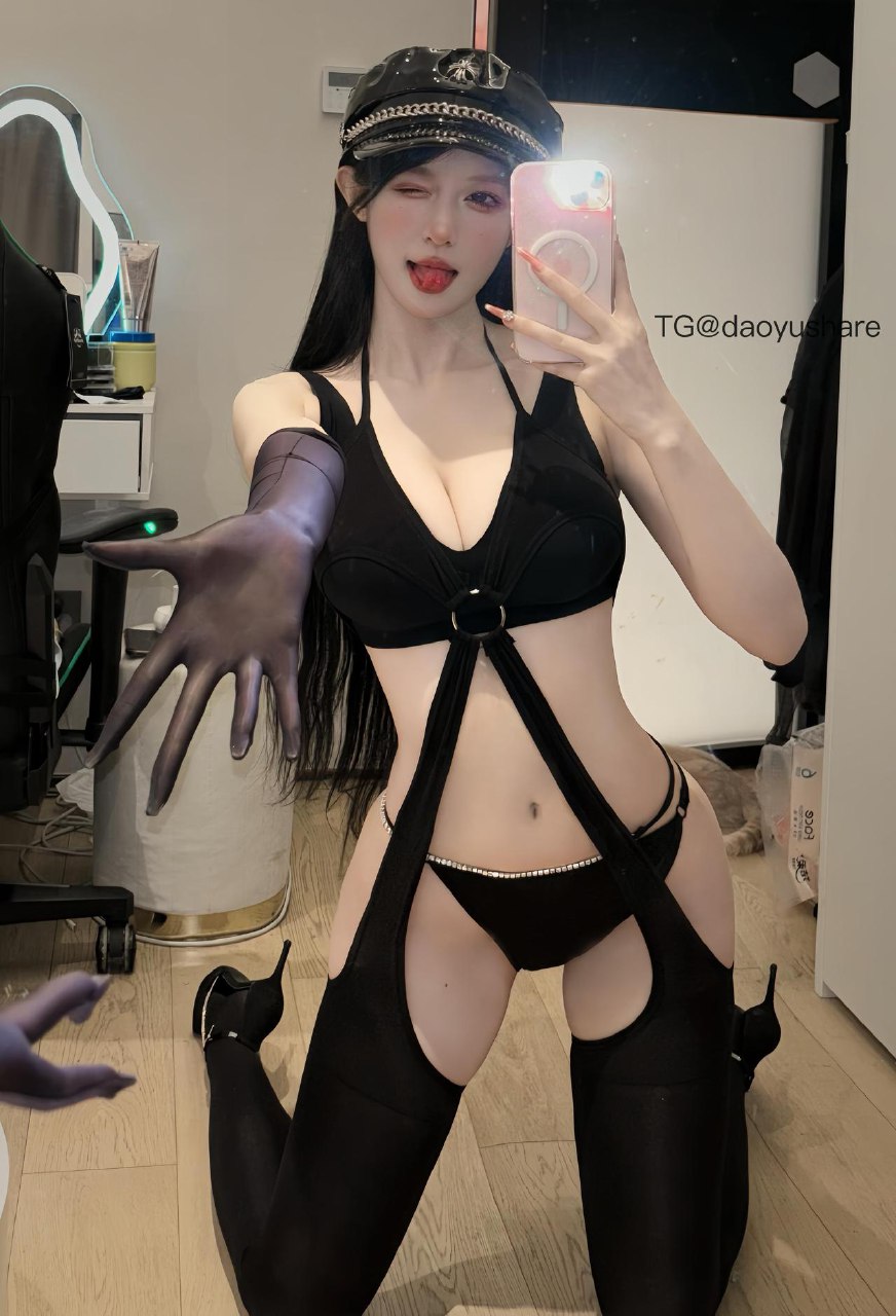 超蓝布罗莉 2025-05-31 04:32:28 宝宝👶🏻黑色绑带🐻精品对镜拍🫣🍑不解锁🔒会吼悔！ 第3张