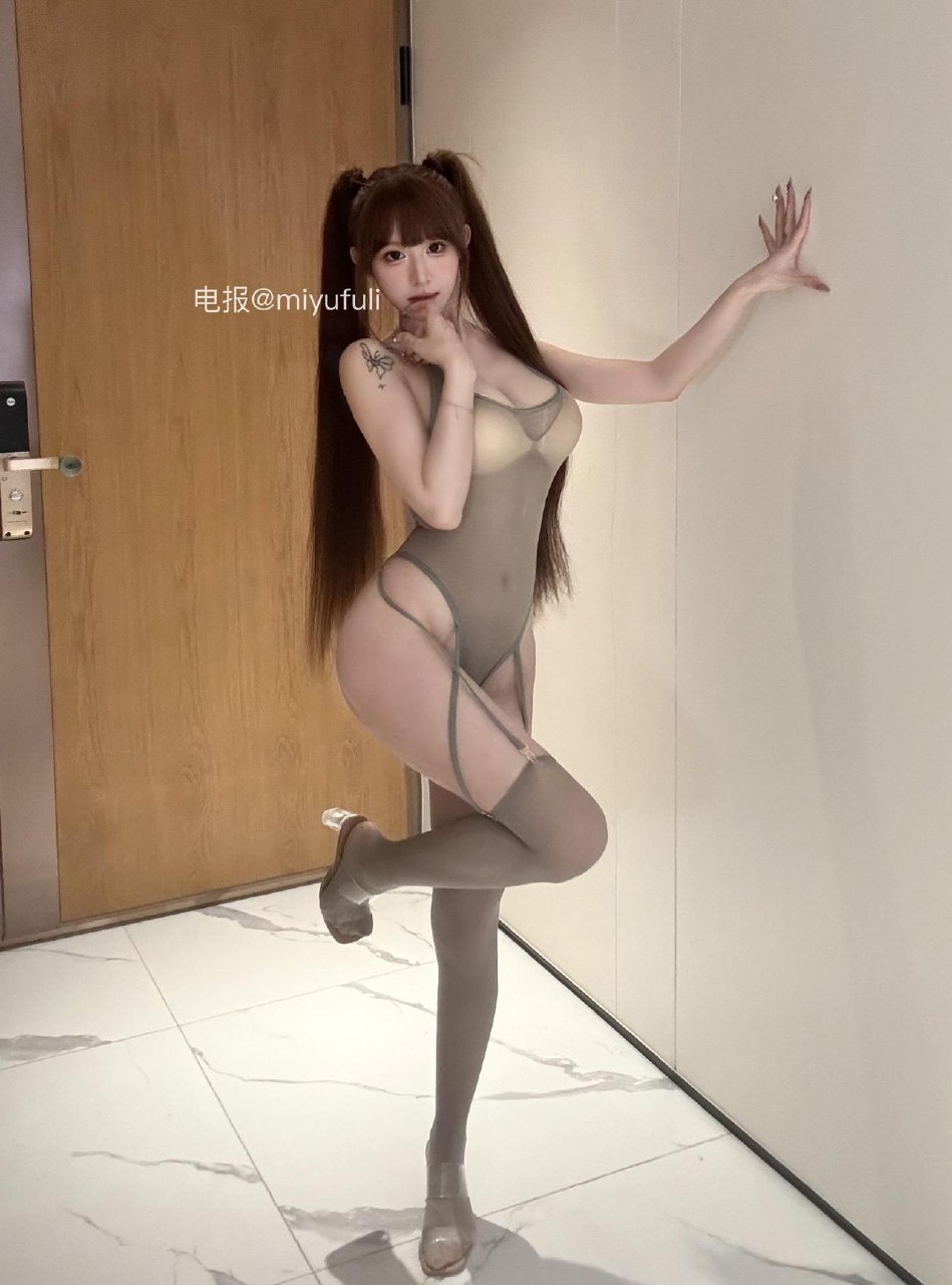 超蓝布罗莉 2025-05-31 11:40:18 灰色连体衣🥳超🌶️的一套搭配双马尾🥵可爱脸蛋+🌶️丰满身材 第1张