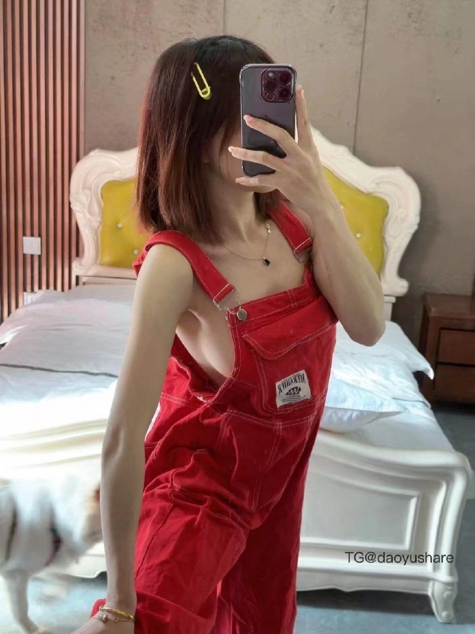 VC #Vickyyyii 2025-05-31 13:03:23 红色背带裤系列#秀身材##萝莉##少女# Vickyyyii 第3张