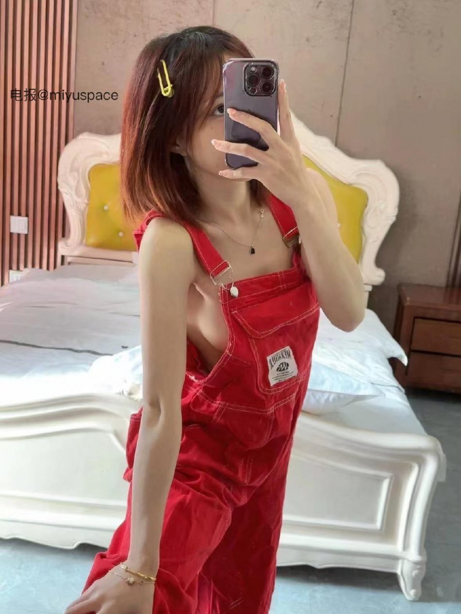 VC #Vickyyyii 2025-05-31 13:03:23 红色背带裤系列#秀身材##萝莉##少女# Vickyyyii 第2张