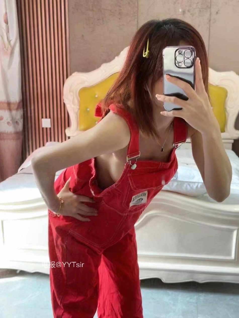 VC #Vickyyyii 2025-05-31 13:03:23 红色背带裤系列#秀身材##萝莉##少女# Vickyyyii 第1张