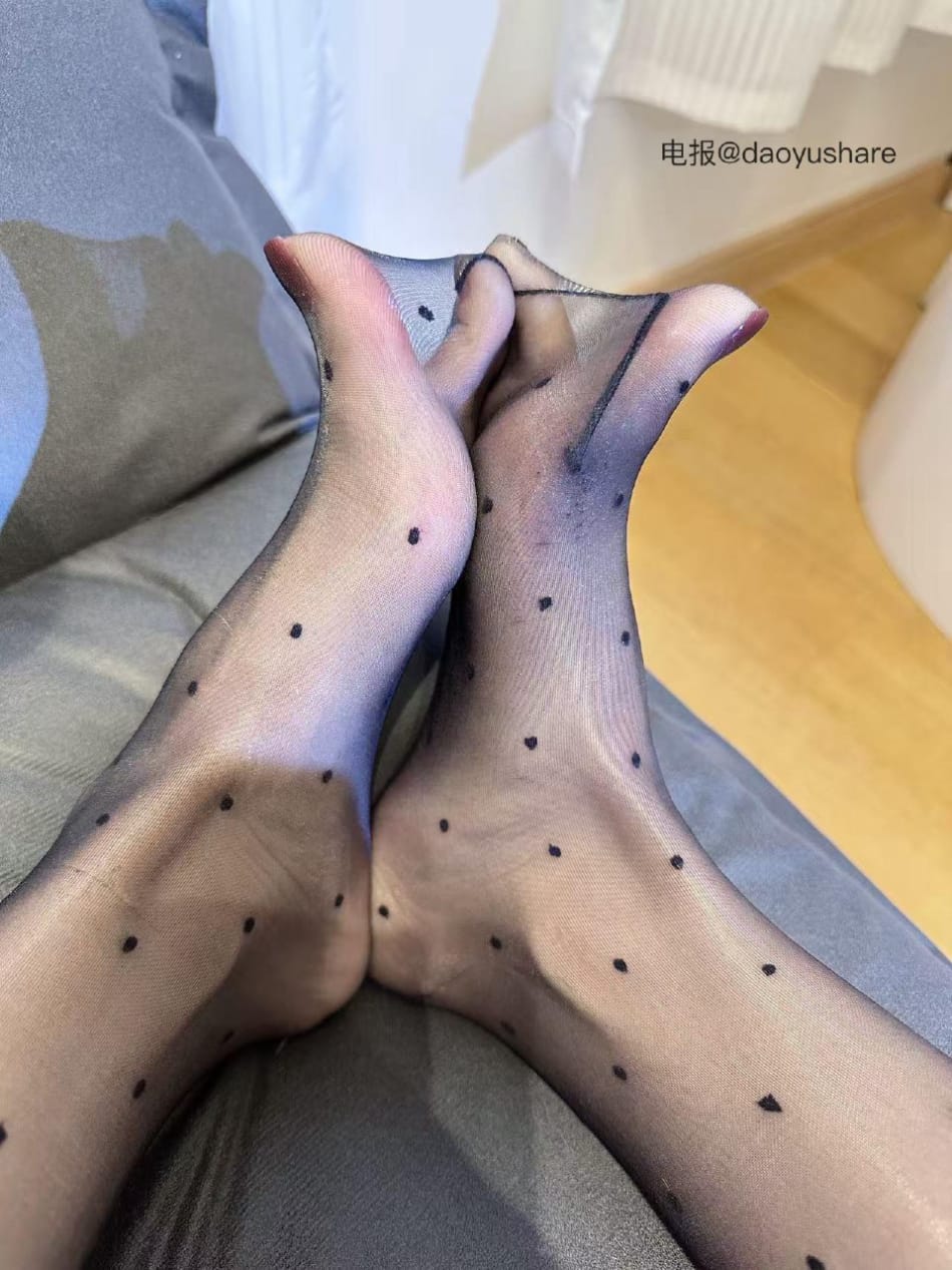 兔妮妮 2025-06-02 23:57:44 波点黑丝袜谁喜欢的？ 第3张