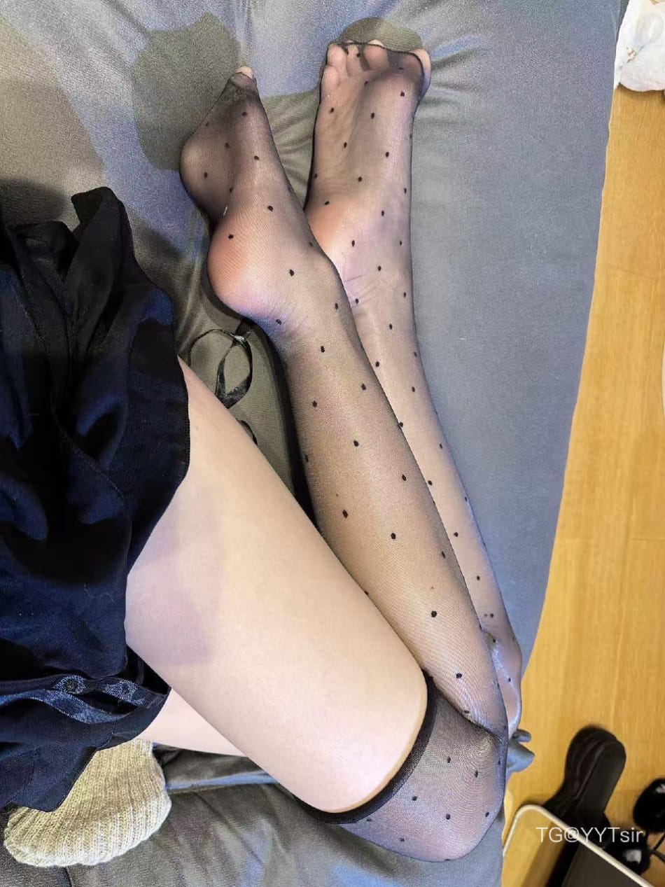 兔妮妮 2025-06-02 23:57:44 波点黑丝袜谁喜欢的？ 第2张