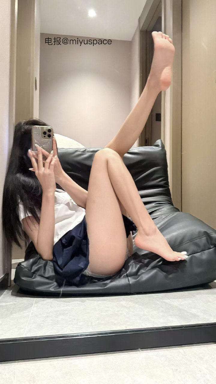 兔妮妮 2025-06-03 13:59:43 付费贴 局部➕全景都🈶️ 近距离对镜㊙️好腿控足控 第5张