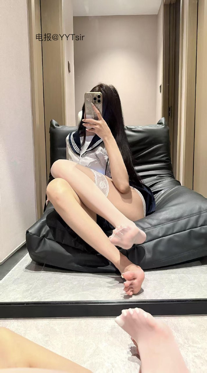 兔妮妮 2025-06-03 13:59:43 付费贴 局部➕全景都🈶️ 近距离对镜㊙️好腿控足控 第8张