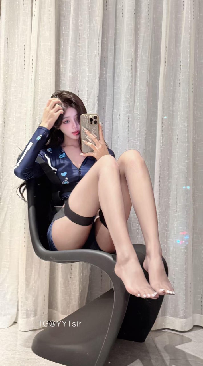 兔妮妮 2025-06-03 14:21:24 付费贴 性感紧身cos服➕绑带黑丝加高跟鞋👠 第7张