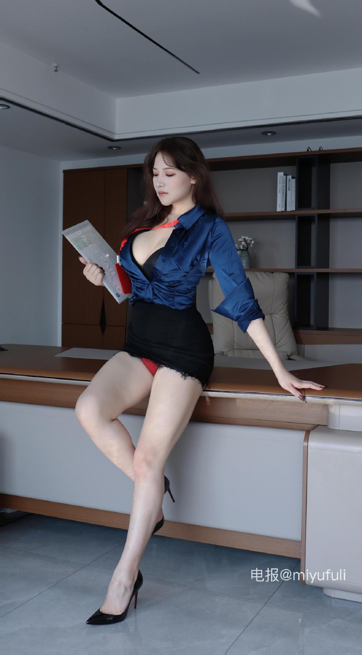 可可西 2025-06-16 15:18:24 付费贴 蓝色衬衫➕包臀裙➕红色丝袜 第32张