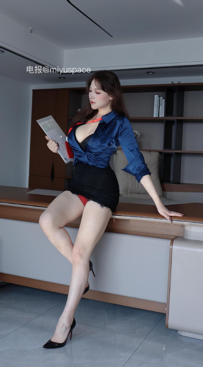 可可西 2025-06-16 15:18:24 付费贴 蓝色衬衫➕包臀裙➕红色丝袜 第34张