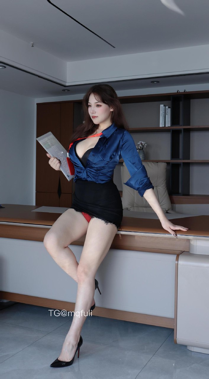 可可西 2025-06-16 15:18:24 付费贴 蓝色衬衫➕包臀裙➕红色丝袜 第33张