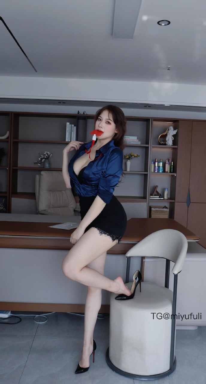 可可西 2025-06-16 15:18:24 付费贴 蓝色衬衫➕包臀裙➕红色丝袜 第39张