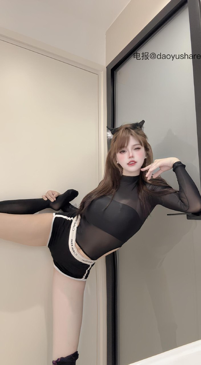 空心柚七 2025-06-20 13:53:27 姿势越来越多了…有喜欢大动作一字马的吗... 第3张