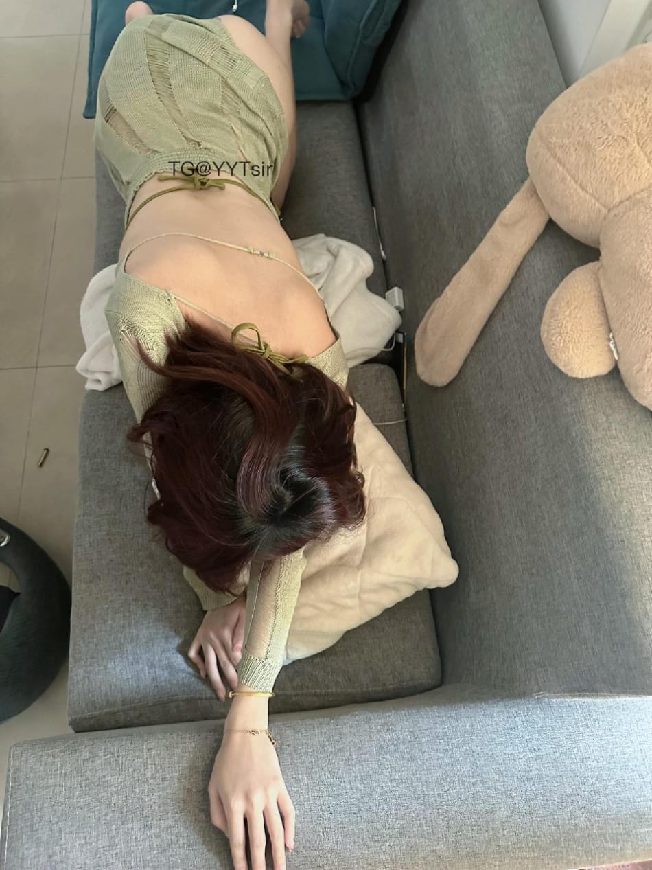 VC #Vickyyyii 2025-06-30 20:46:09 摸摸头 哥哥弟弟也摸摸#秀身材##反差##腿控# Vickyyyii 第4张