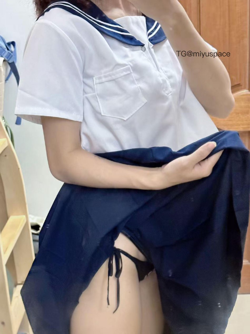 VC #Vickyyyii 2025-06-11 15:45:46 付费贴#劲爆福利 水手服👄😱大长腿 Vickyyyii 第1张