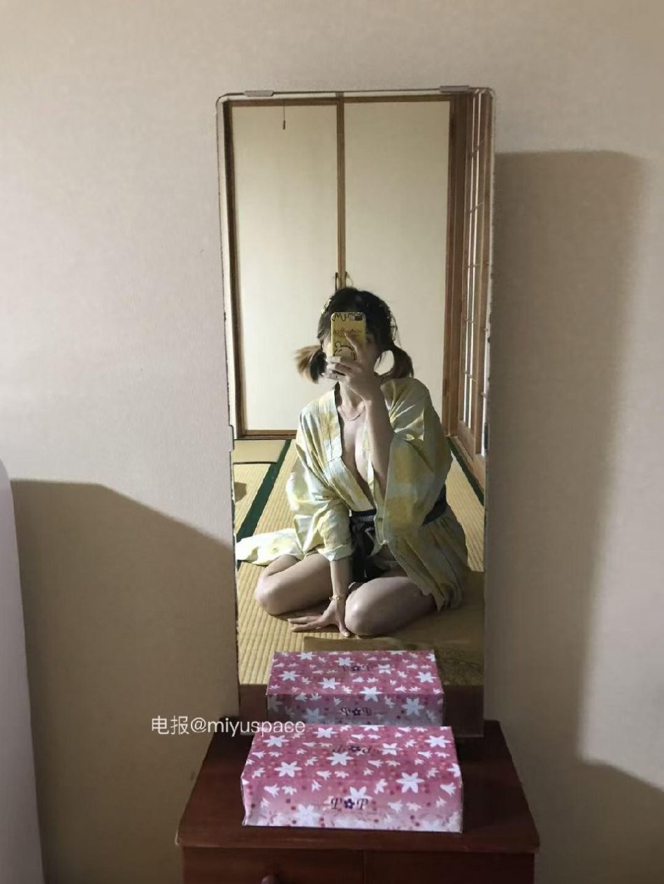 VC #Vickyyyii 2025-06-12 18:39:17 对镜自拍18张➕视频 4v Vickyyyii 第5张