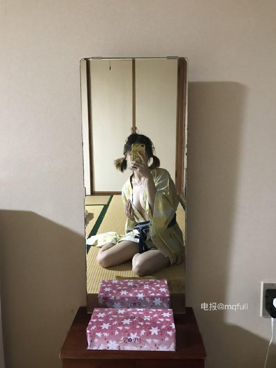 VC #Vickyyyii 2025-06-12 18:39:17 对镜自拍18张➕视频 4v Vickyyyii 第4张