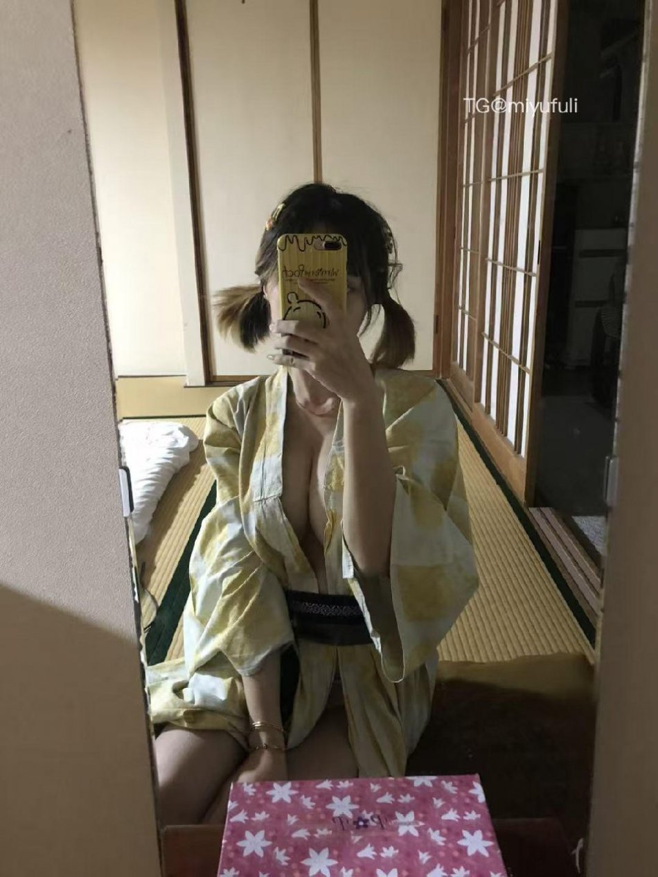 VC #Vickyyyii 2025-06-12 18:39:17 对镜自拍18张➕视频 4v Vickyyyii 第2张