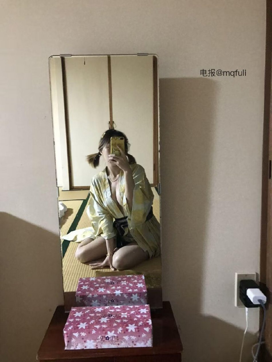 VC #Vickyyyii 2025-06-12 18:39:17 对镜自拍18张➕视频 4v Vickyyyii 第3张