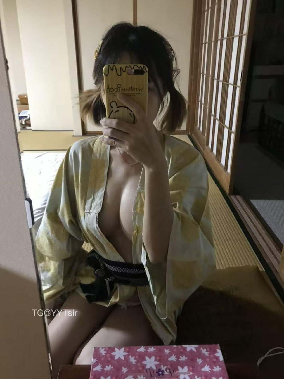 VC #Vickyyyii 2025-06-12 18:39:17 对镜自拍18张➕视频 4v Vickyyyii 第15张