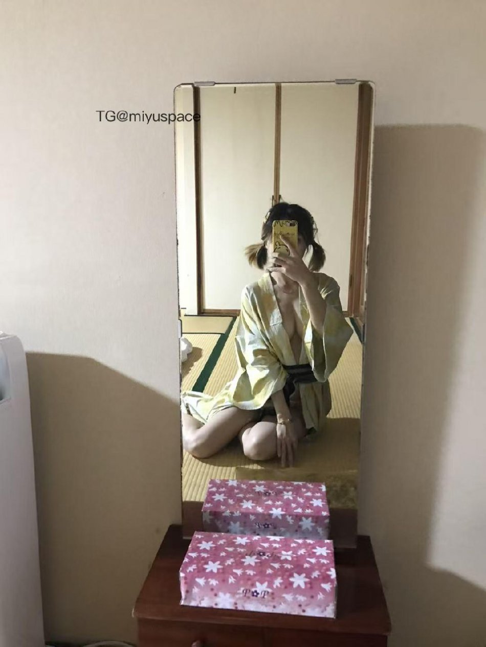 VC #Vickyyyii 2025-06-12 18:39:17 对镜自拍18张➕视频 4v Vickyyyii 第9张