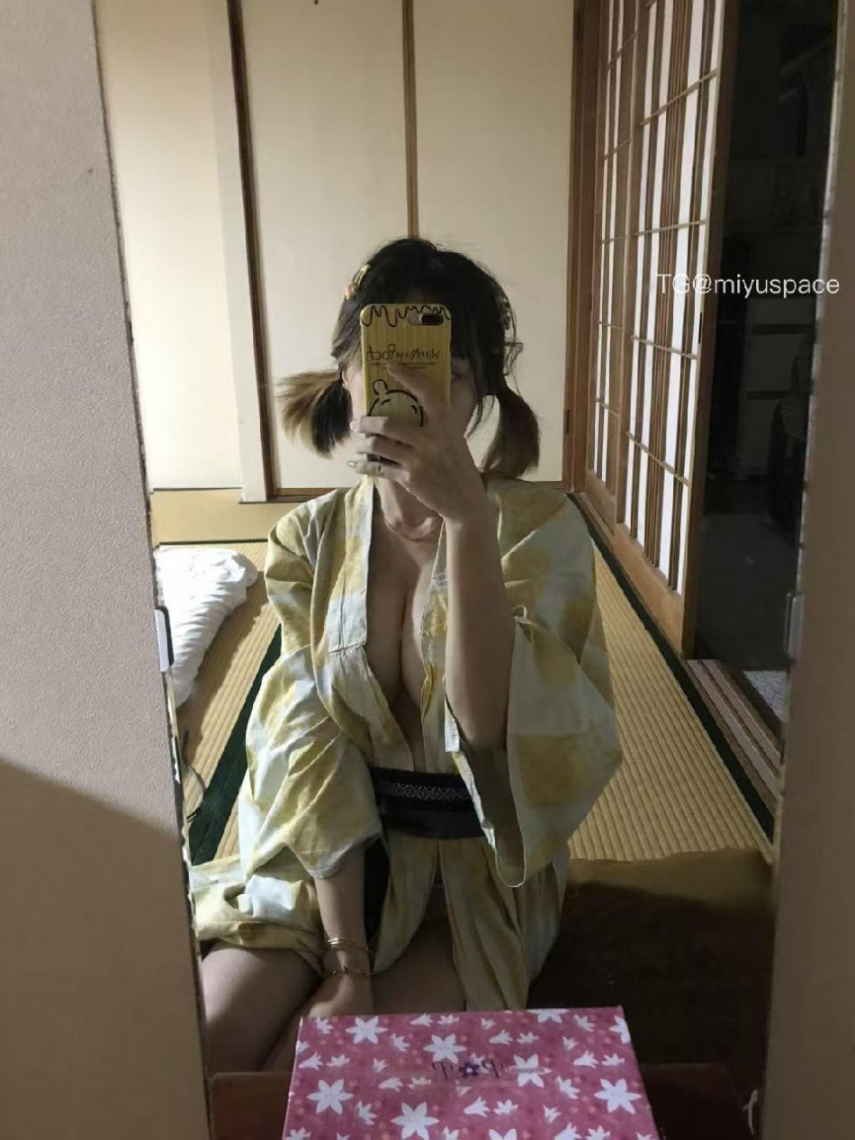 VC #Vickyyyii 2025-06-12 18:39:17 对镜自拍18张➕视频 4v Vickyyyii 第13张