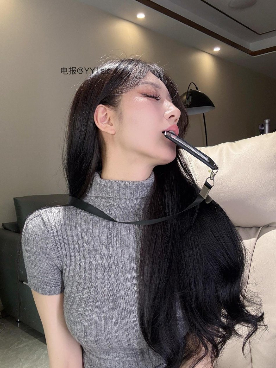 唐十七 2025-06-05 15:15:46 针织毛衣➕包臀裙 竖线黑丝系列 第3张