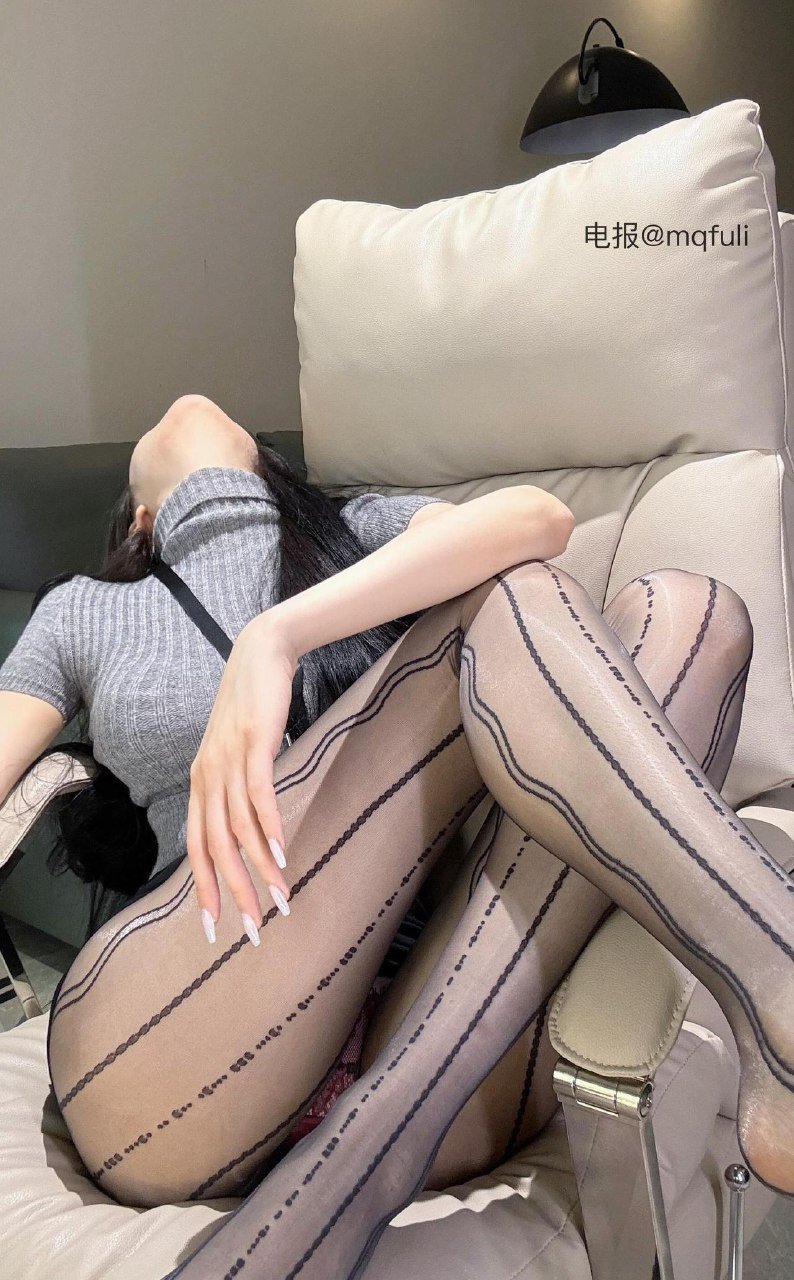 唐十七 2025-06-05 15:15:46 针织毛衣➕包臀裙 竖线黑丝系列 第1张