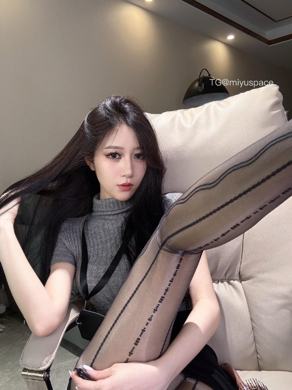 唐十七 2025-06-05 15:15:46 针织毛衣➕包臀裙 竖线黑丝系列 第2张