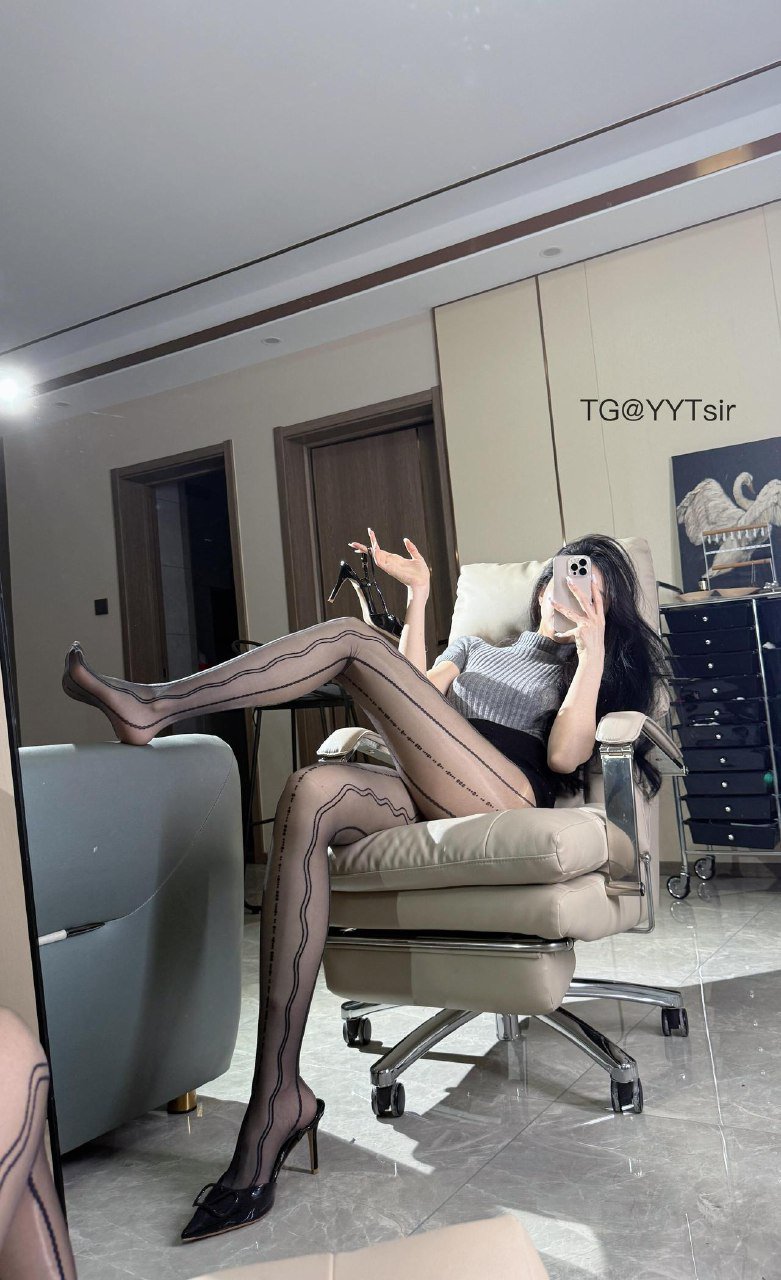 唐十七 2025-06-05 15:15:46 针织毛衣➕包臀裙 竖线黑丝系列 第8张