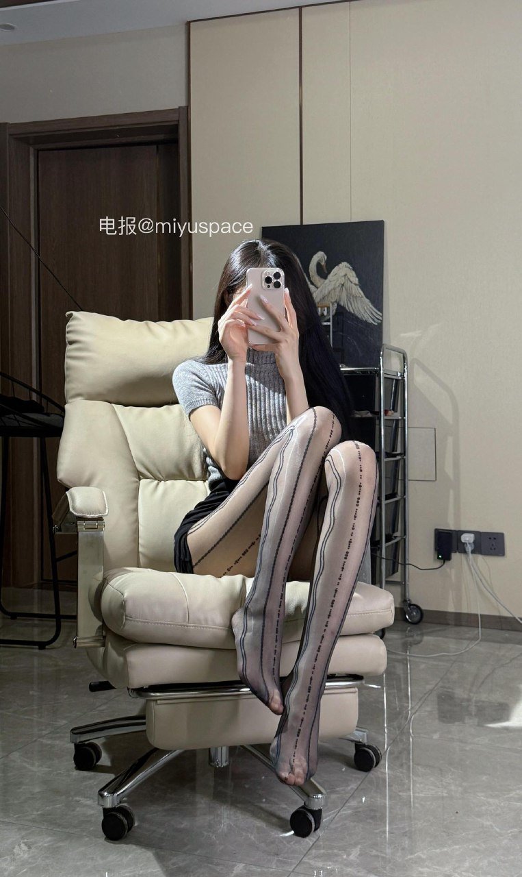 唐十七 2025-06-05 15:15:46 针织毛衣➕包臀裙 竖线黑丝系列 第5张