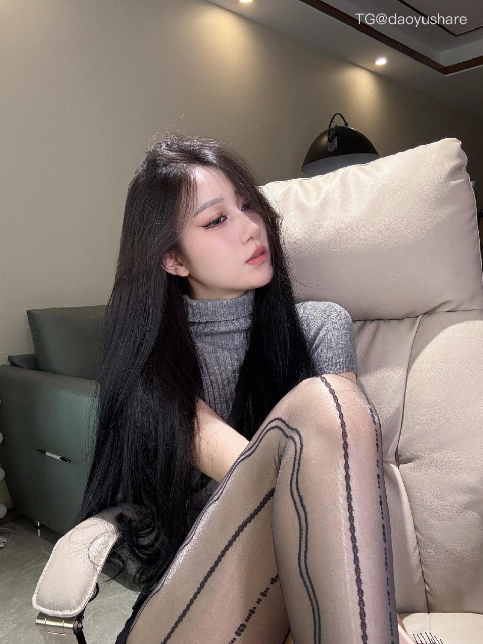 唐十七 2025-06-05 15:15:46 针织毛衣➕包臀裙 竖线黑丝系列 第9张