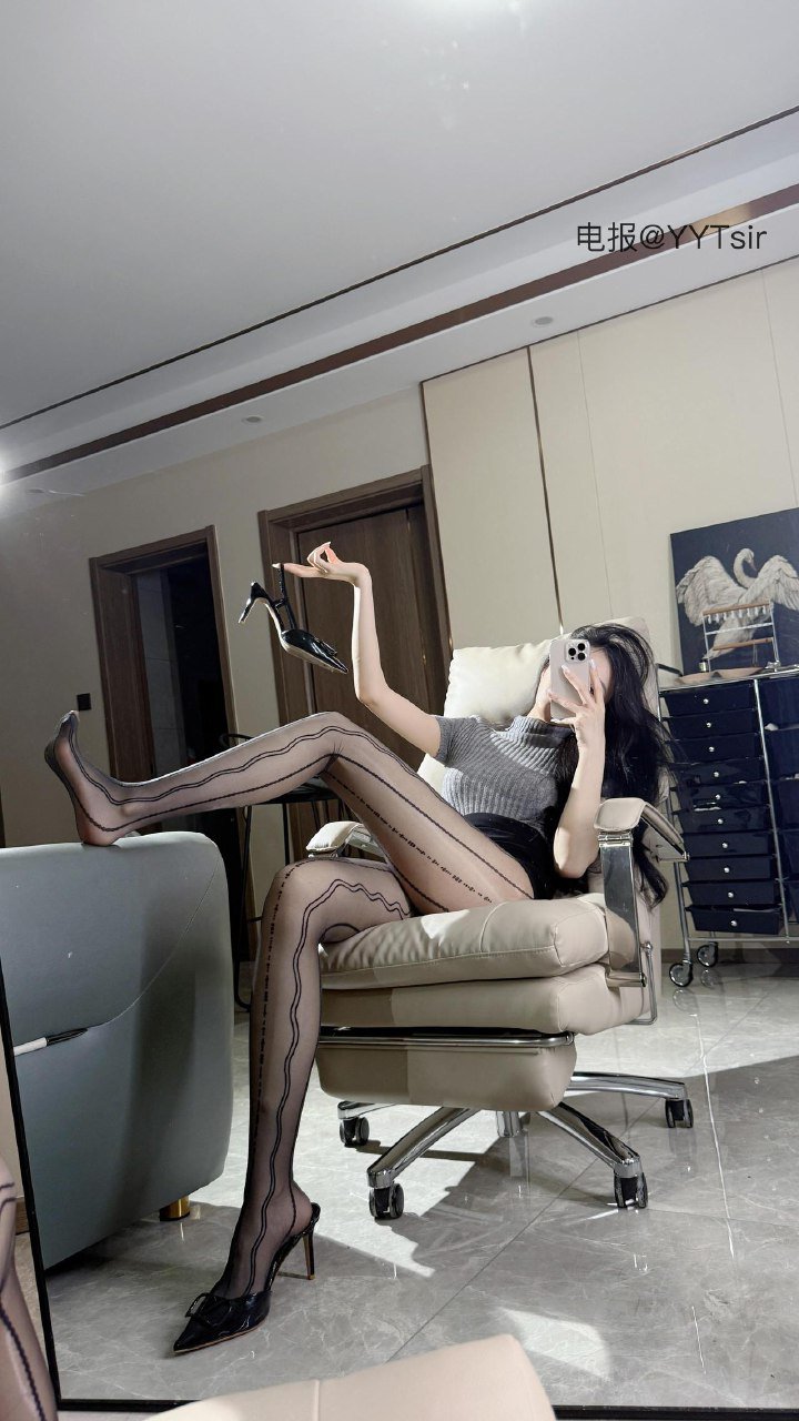 唐十七 2025-06-05 15:15:46 针织毛衣➕包臀裙 竖线黑丝系列 第18张