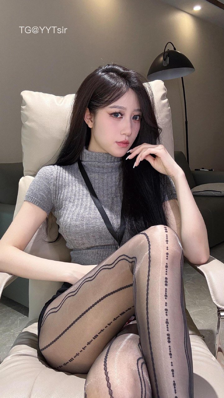 唐十七 2025-06-05 15:15:46 针织毛衣➕包臀裙 竖线黑丝系列 第12张