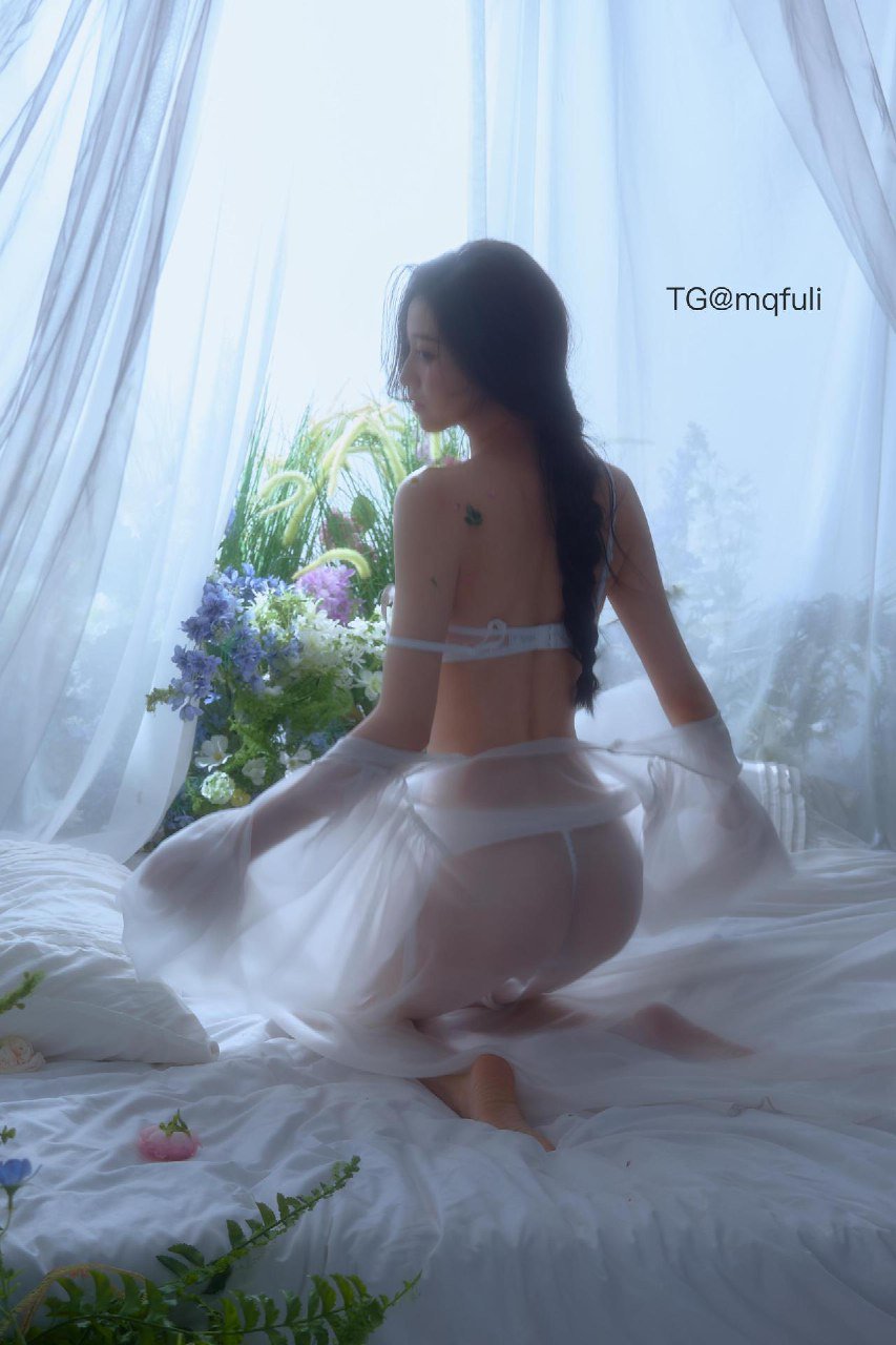 唐十七 2025-06-15 12:50:13 #付费贴#蕾丝网纱透视吊带裙 第6张