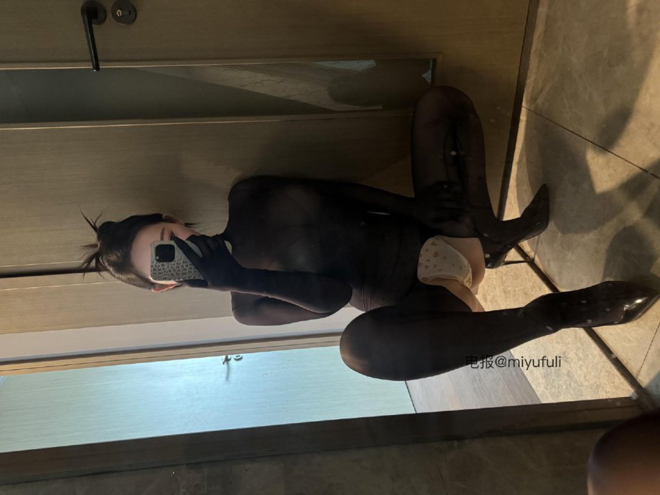 不爱笑的赛琳 2025-06-03 00:53:35 黑色连衣开档透视系列 第1张