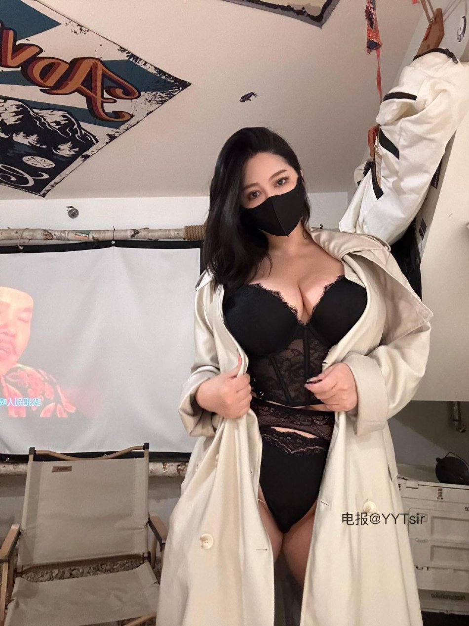 120斤的小王同学 瑶瑶摇摇摇 #瑶瑶摇摇摇 2025-06-11 16:38:26 100张照片 露营 帐篷里露营桌上偷偷的 第80张