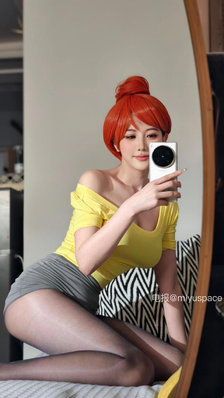 刘二萌 2025-07-06 15:40:29 黄色U领上衣➕灰色包臀裙 黑丝㊙️ 第5张