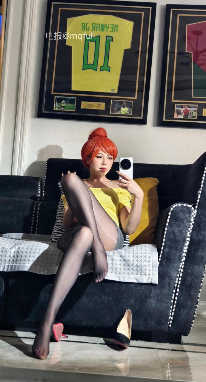 刘二萌 2025-07-06 15:40:29 黄色U领上衣➕灰色包臀裙 黑丝㊙️ 第2张