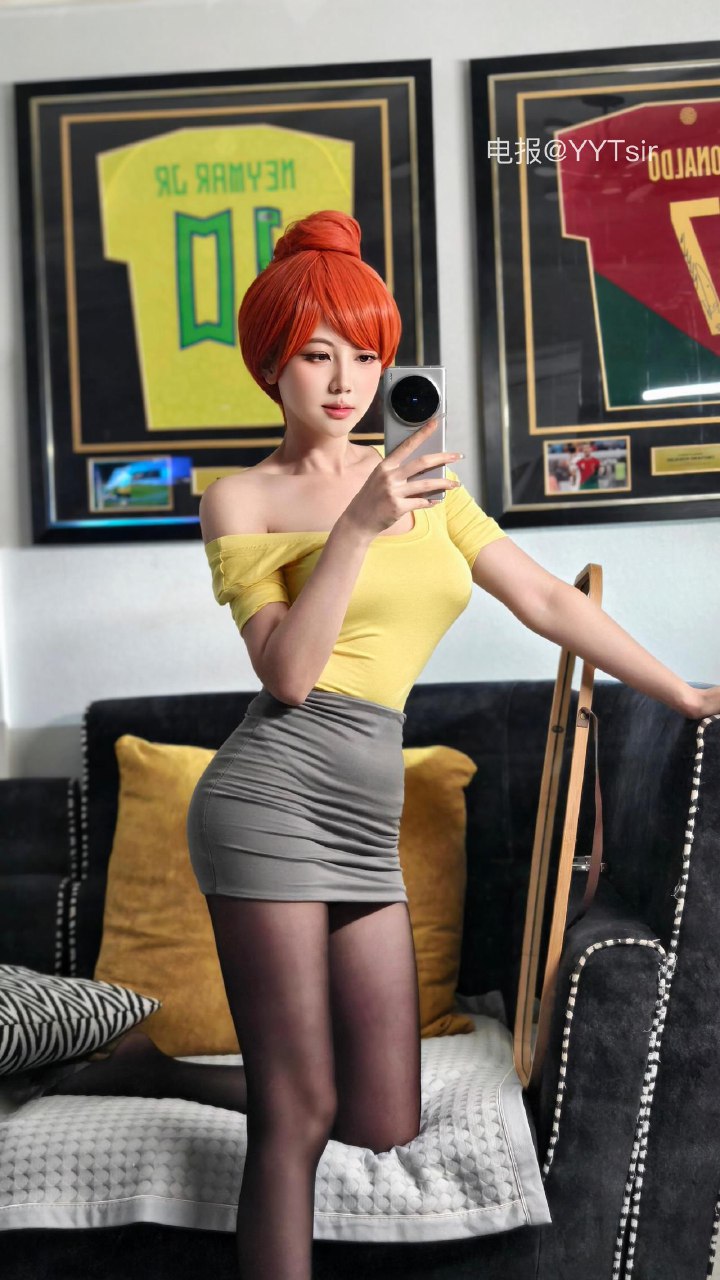 刘二萌 2025-07-06 15:40:29 黄色U领上衣➕灰色包臀裙 黑丝㊙️ 第3张