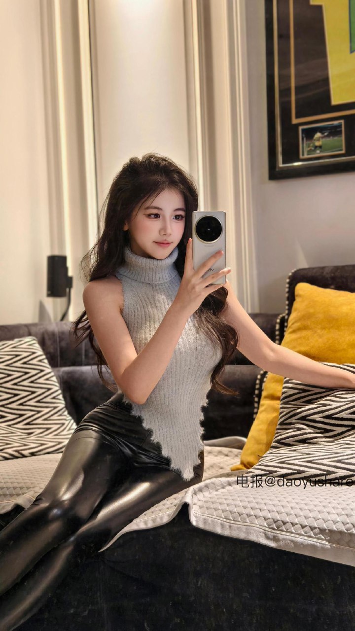 刘二萌 2025-07-06 16:55:26 无袖针织上衣➕皮裤 第4张