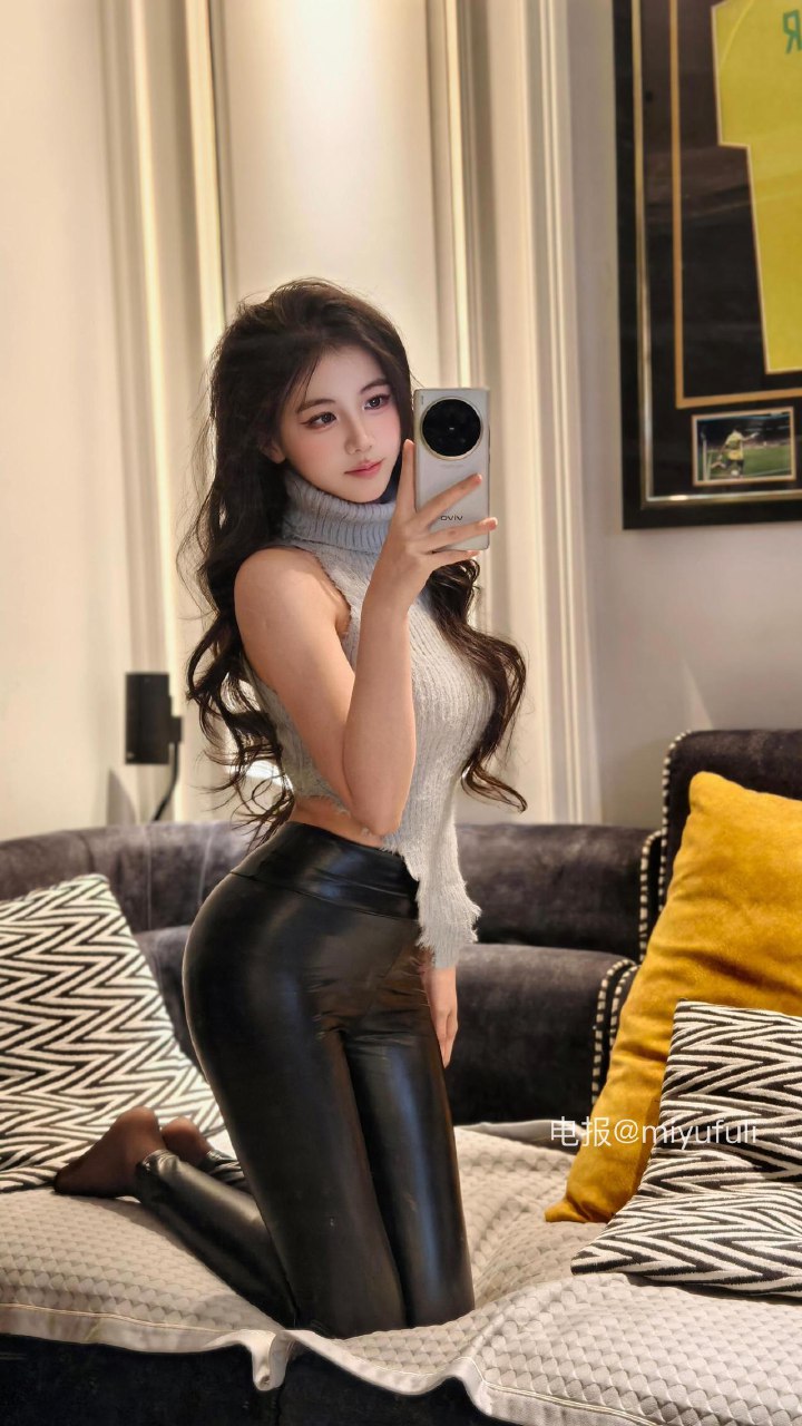 刘二萌 2025-07-06 16:55:26 无袖针织上衣➕皮裤 第6张