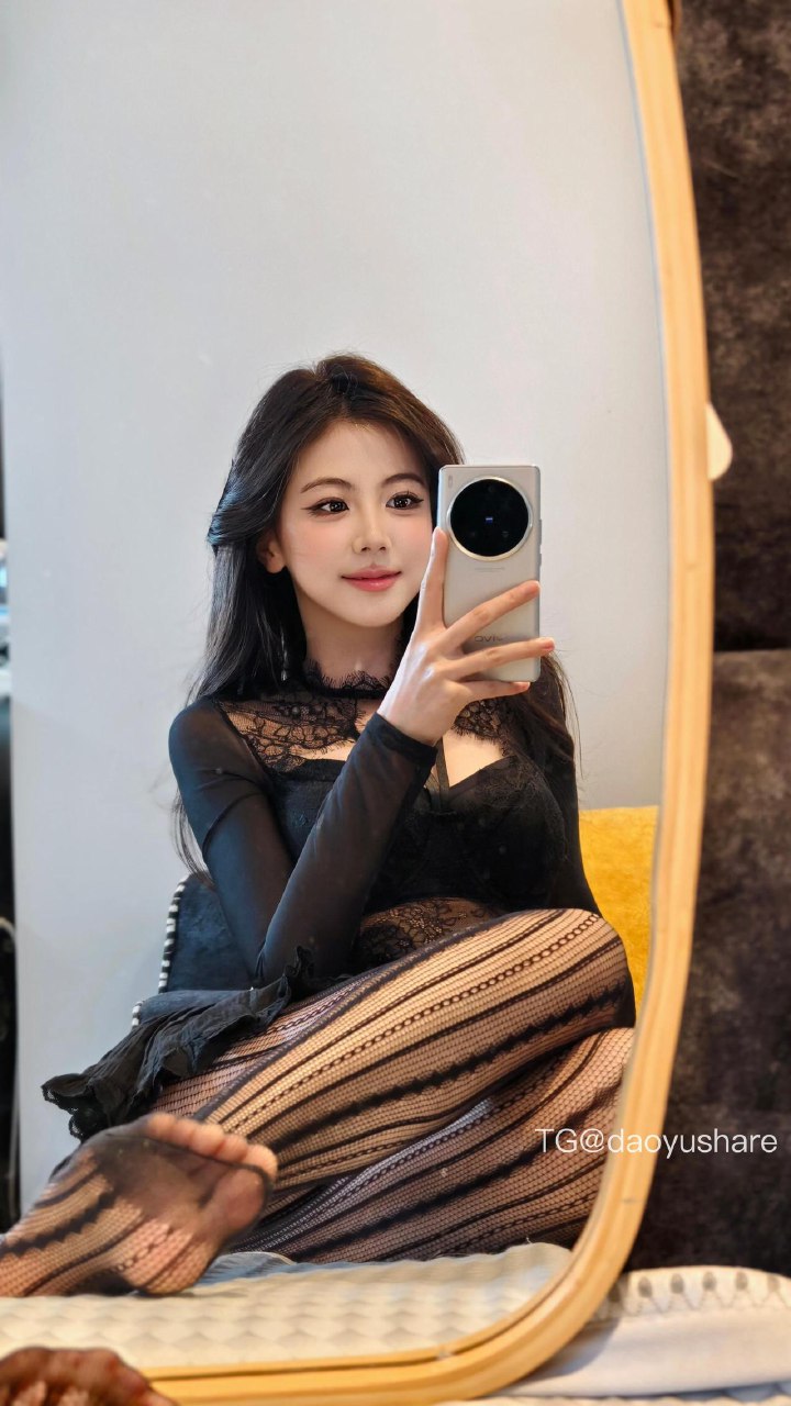 刘二萌 2025-07-06 17:25:41 黑色蕾丝衫拼接镂空上衣➕芭蕾裙🤤 第6张