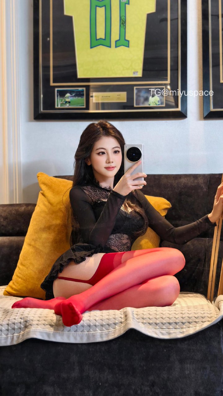 刘二萌 2025-07-06 17:25:41 黑色蕾丝衫拼接镂空上衣➕芭蕾裙🤤 第4张