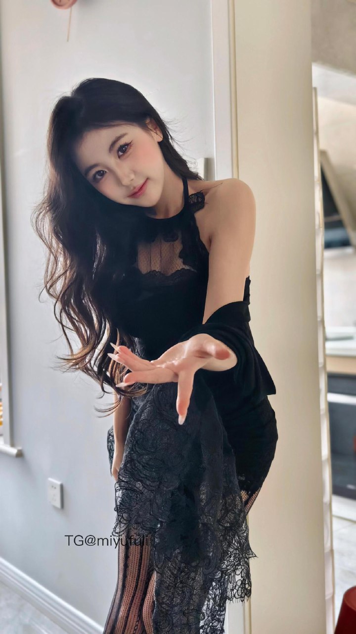 刘二萌 2025-07-06 19:48:40 蕾丝挂脖包臀裙 第2张