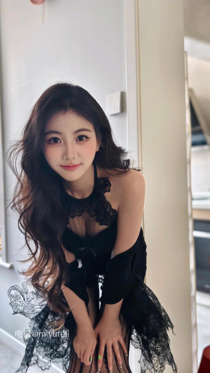 刘二萌 2025-07-06 19:48:40 蕾丝挂脖包臀裙 第1张