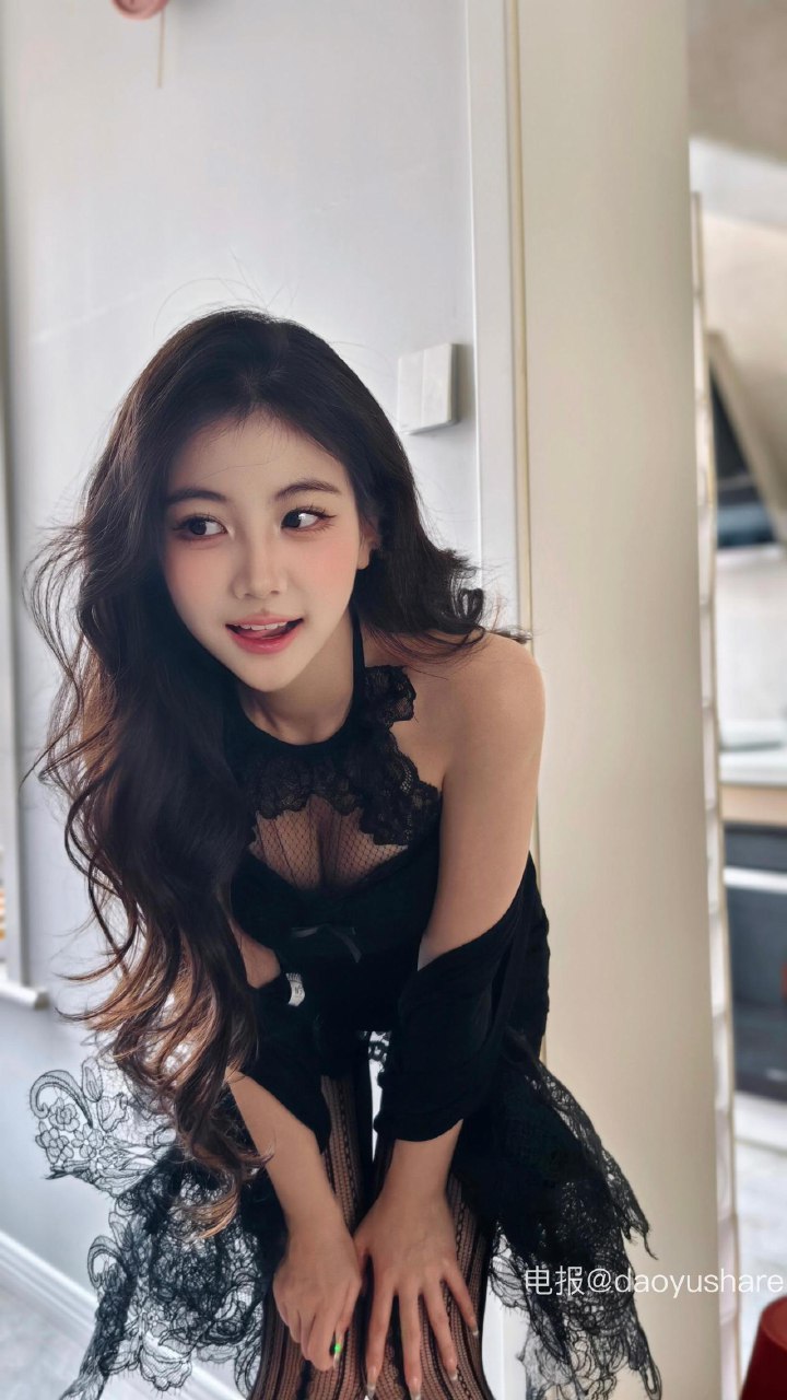 刘二萌 2025-07-06 19:48:40 蕾丝挂脖包臀裙 第3张