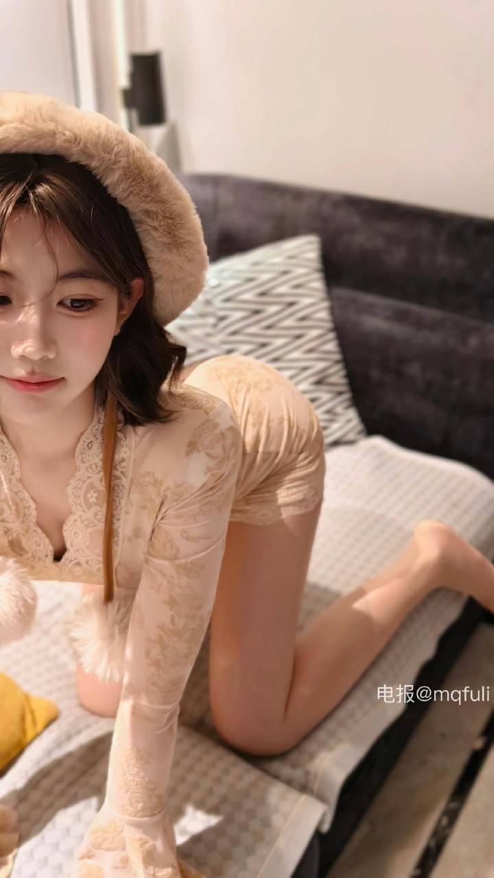 刘二萌 2025-07-06 19:57:35 米色V领喇叭袖蕾丝包臀裙系列大片 第1张