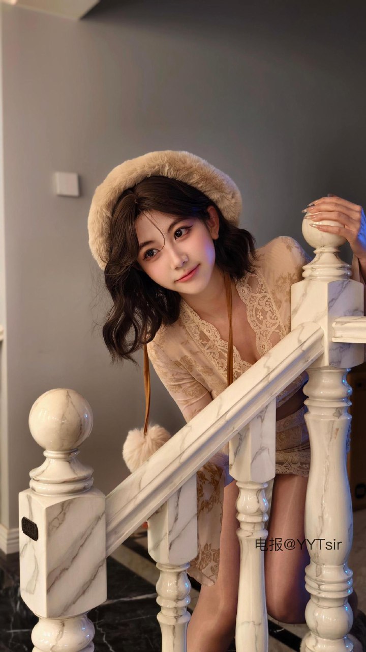 刘二萌 2025-07-06 19:57:35 米色V领喇叭袖蕾丝包臀裙系列大片 第11张