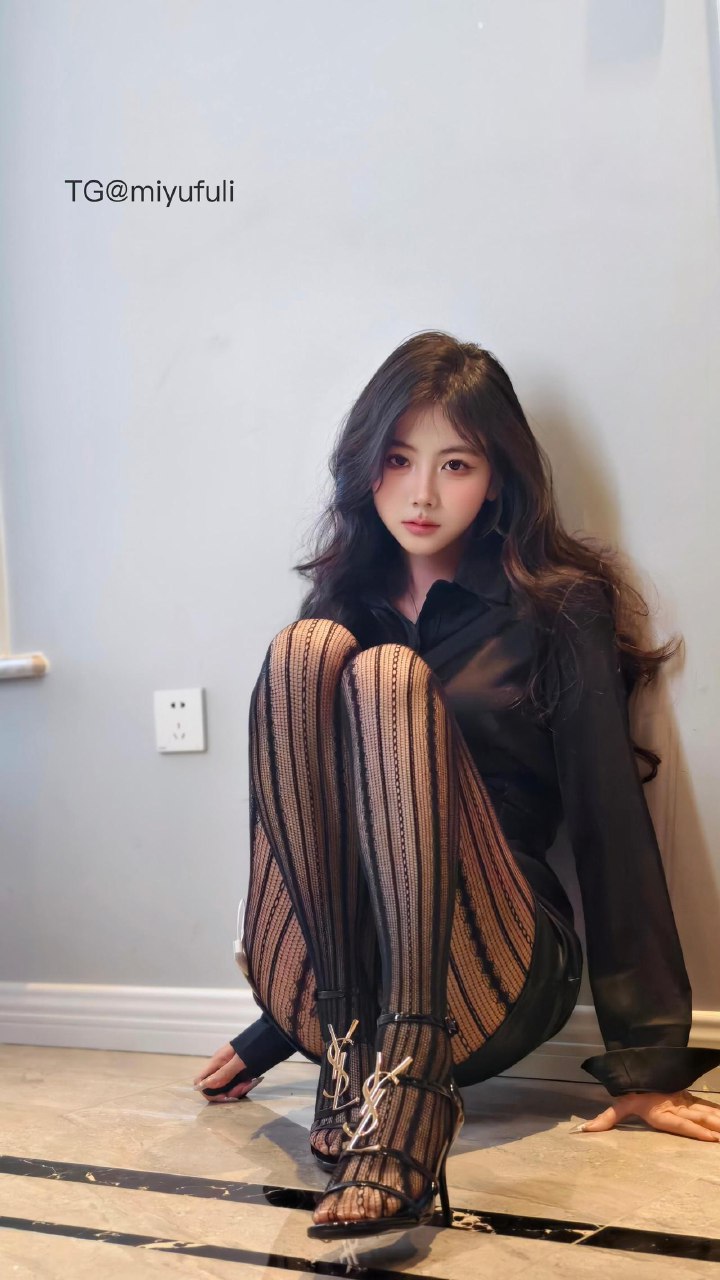 刘二萌 2025-07-06 20:39:34 菱形竖条纹黑丝 第5张